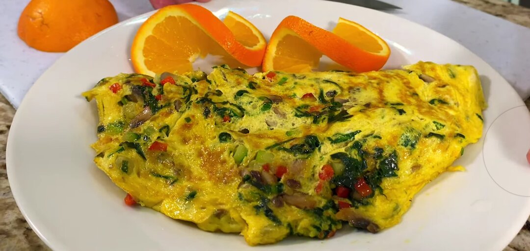 Завтрак на 8 марта — нежный овощной омлет с сыром, который она оценит