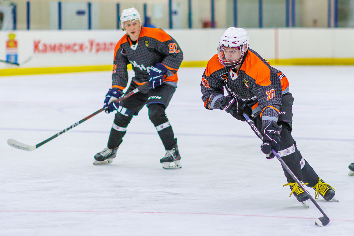    Хоккейная «Синара» лидирует в первенстве Свердловской области