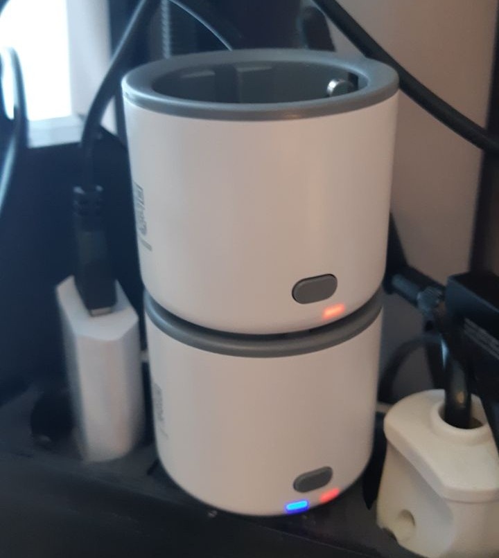 Мой любимый вариант испытательного стенда, в последнее время 😂
Почему две новые розетки ведут себя по разному это конечно загадка.