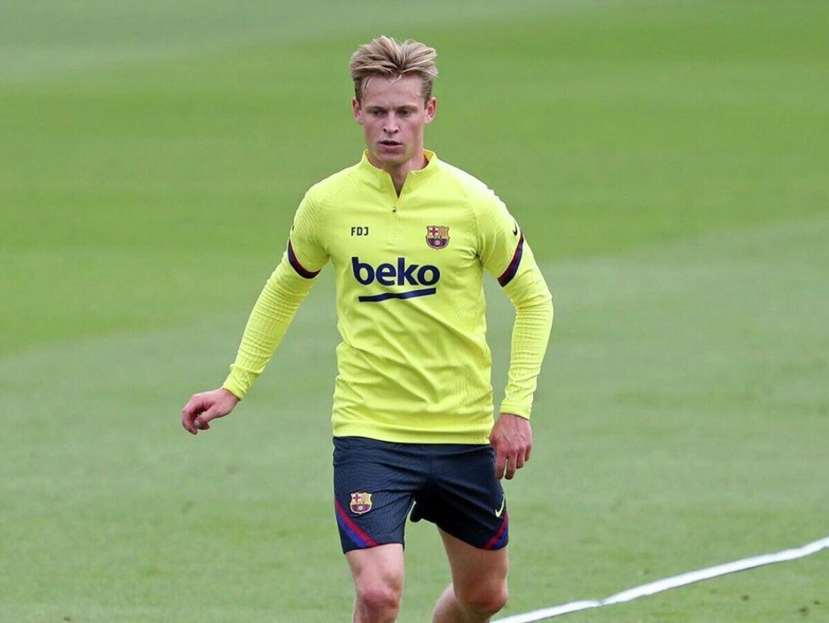    Полузащитник "Барселоны" Френки де Йонг на тренировке | © Twitter