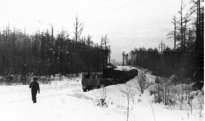 Фото автора. 80 годы двадцатого века. Колонна БелАЗ на зимнике Усть-Кут – Мирный.