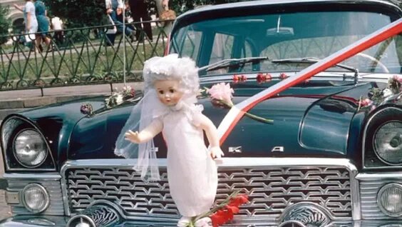 Куклы-невесты на капотах машин. Из открытых источников.