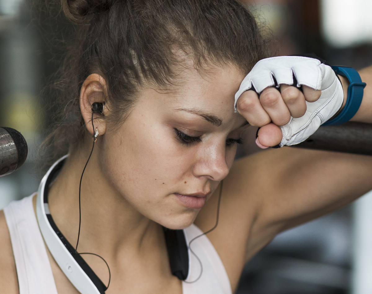 Внимание, опасный момент: грязная перчатка у вспотевшего лба