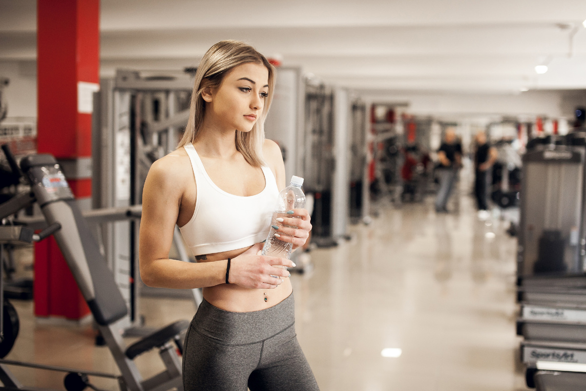 Даже леггинсы и топы могут вызвать высыпания на коже тела (а иногда, когда вы снимаете одежду через голову, - и на лице)