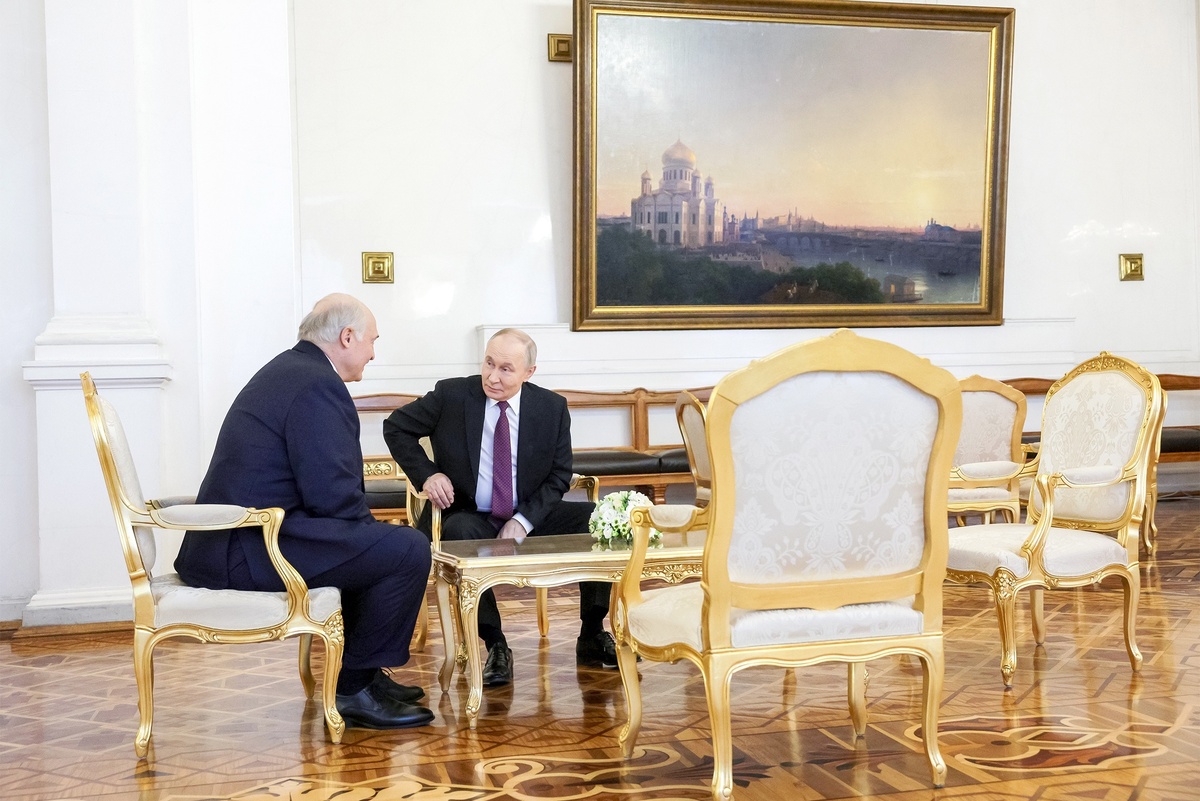 /Гавриил Григоров/ РИА Новости📷   Владимир Путин и Александр Лукашенко поговорили перед началом заседания Высшего Госсовета Союзного государства.