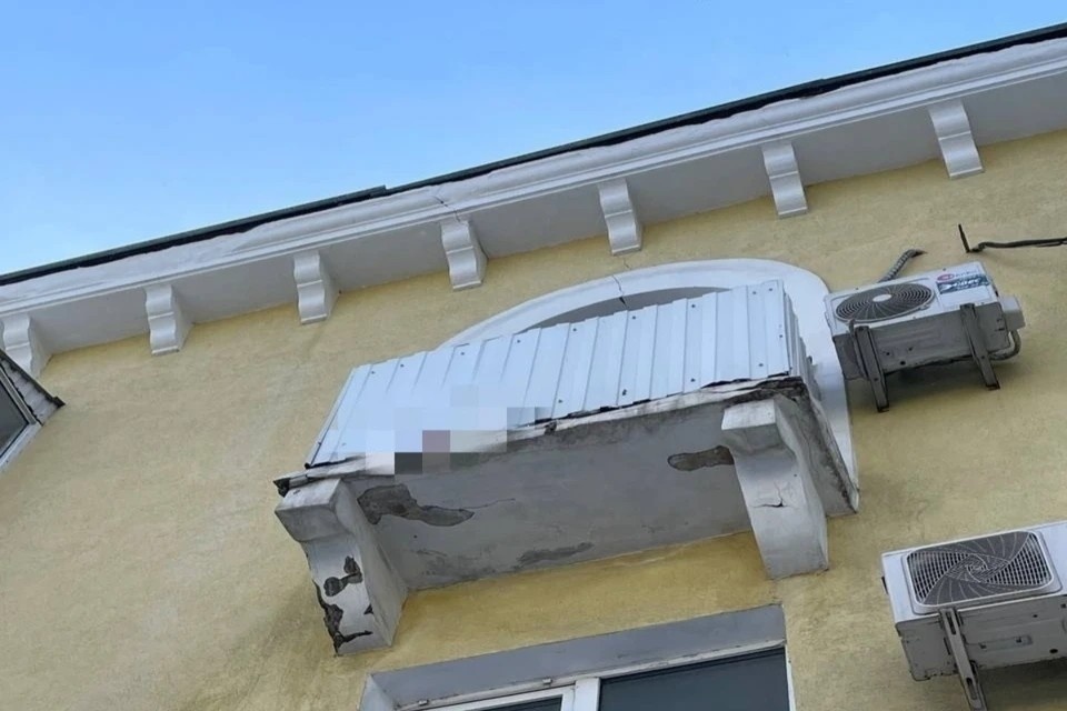    На балконе и фасадах остались кровавые следы. Фото: ФлагманВет