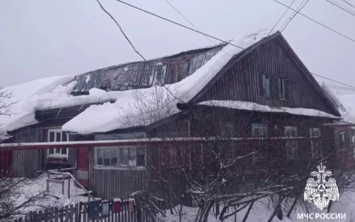    Часть крыши жилого дома обрушилась в Можге под тяжестью снега