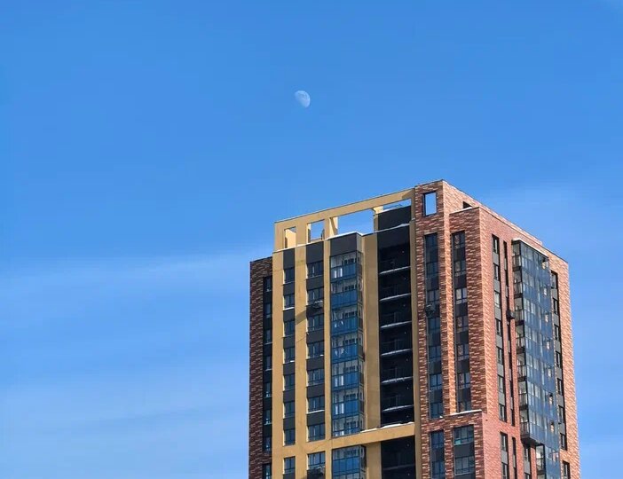 Почему иногда днем видны луна и солнце