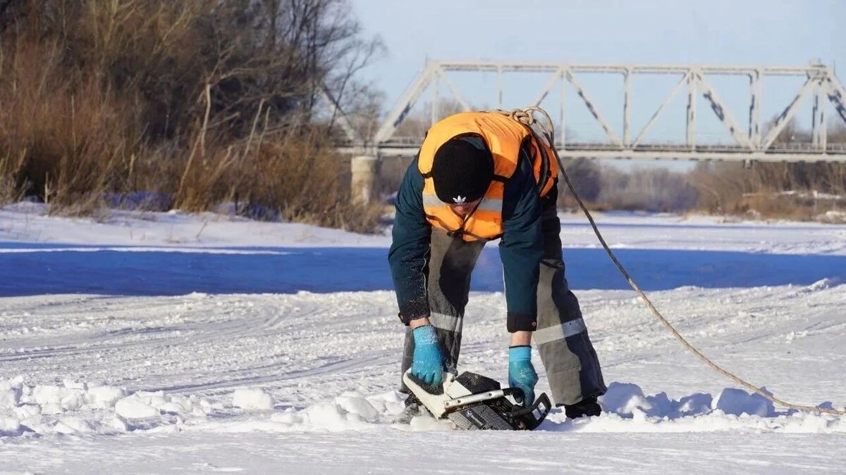    На Урале стартовала распиловка льда   Администрация Оренбурга