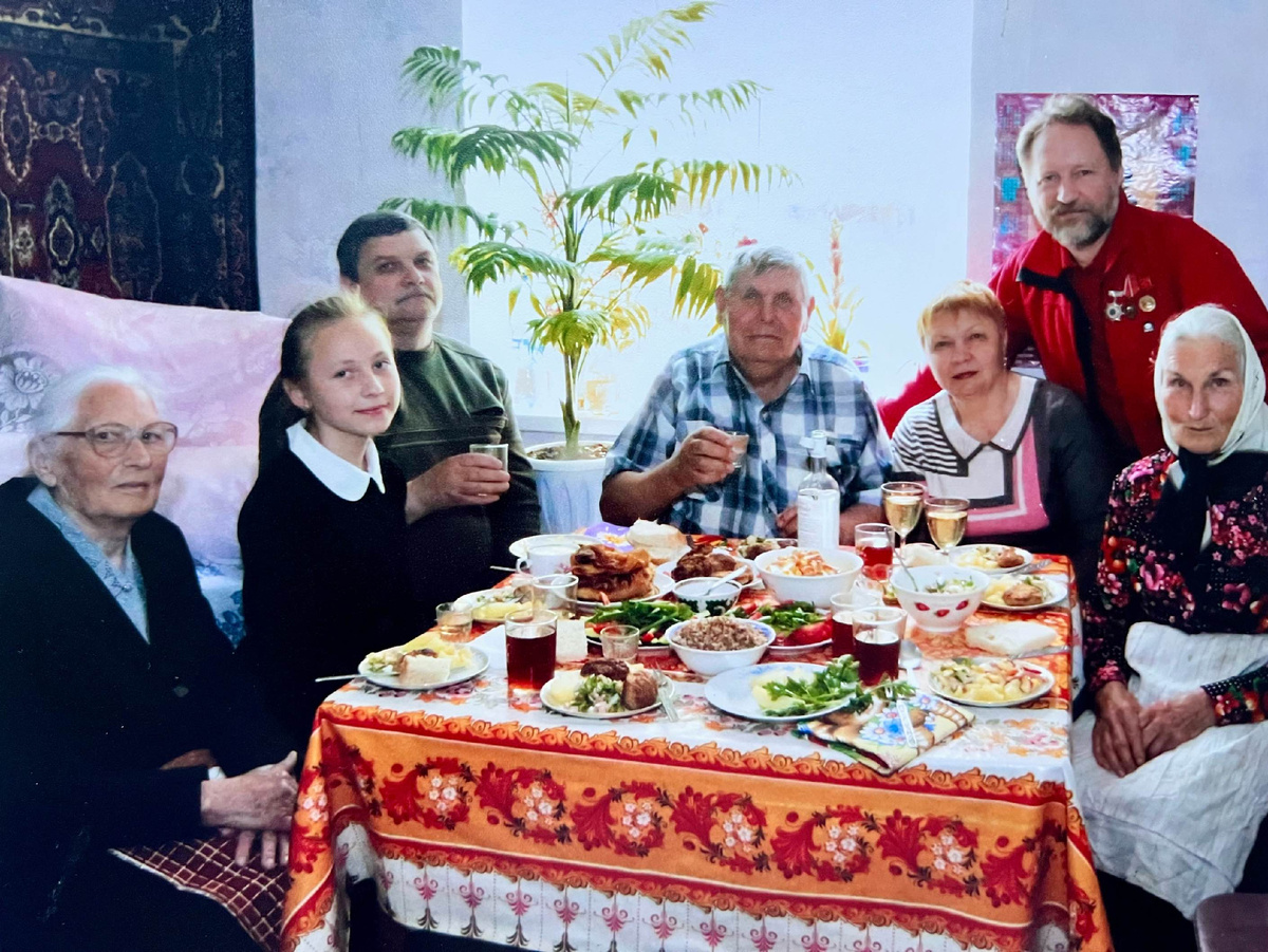 Семейный снимок в донском селе. Позади свекрови справа - Артур Чубаркин, полярник и путешественник. Арктика действительно сидела с нами за одним донским столом.