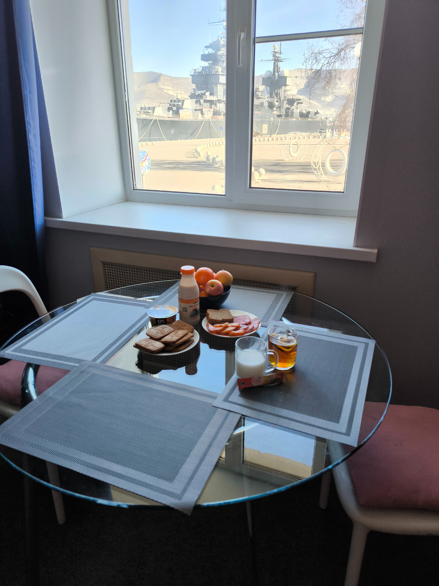 Да, Да за окном настоящий крейсер, а не картинка