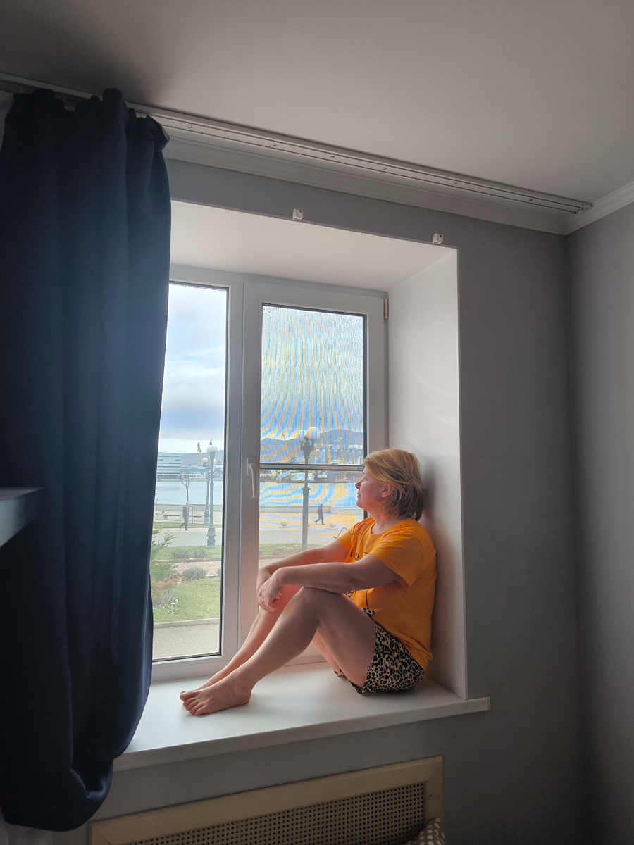 а кто-то в другом окне наслаждался видом на пристан