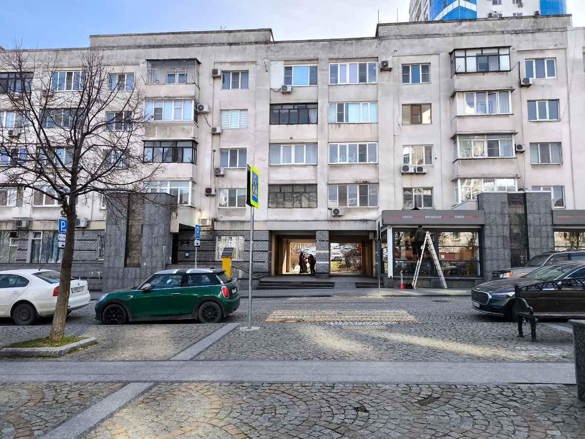 видимо дом построен вначале 70-х, эпоха Брежнева, зжесь же стоит памятник Л.Ти. Брежнева