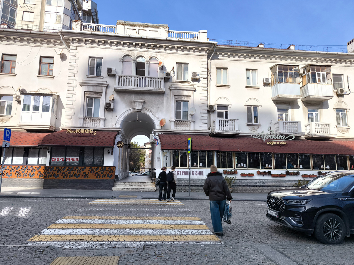 а этот построен в 1949, вот сразу видно строило поколение ПОБЕДИТЕЛЕЙ