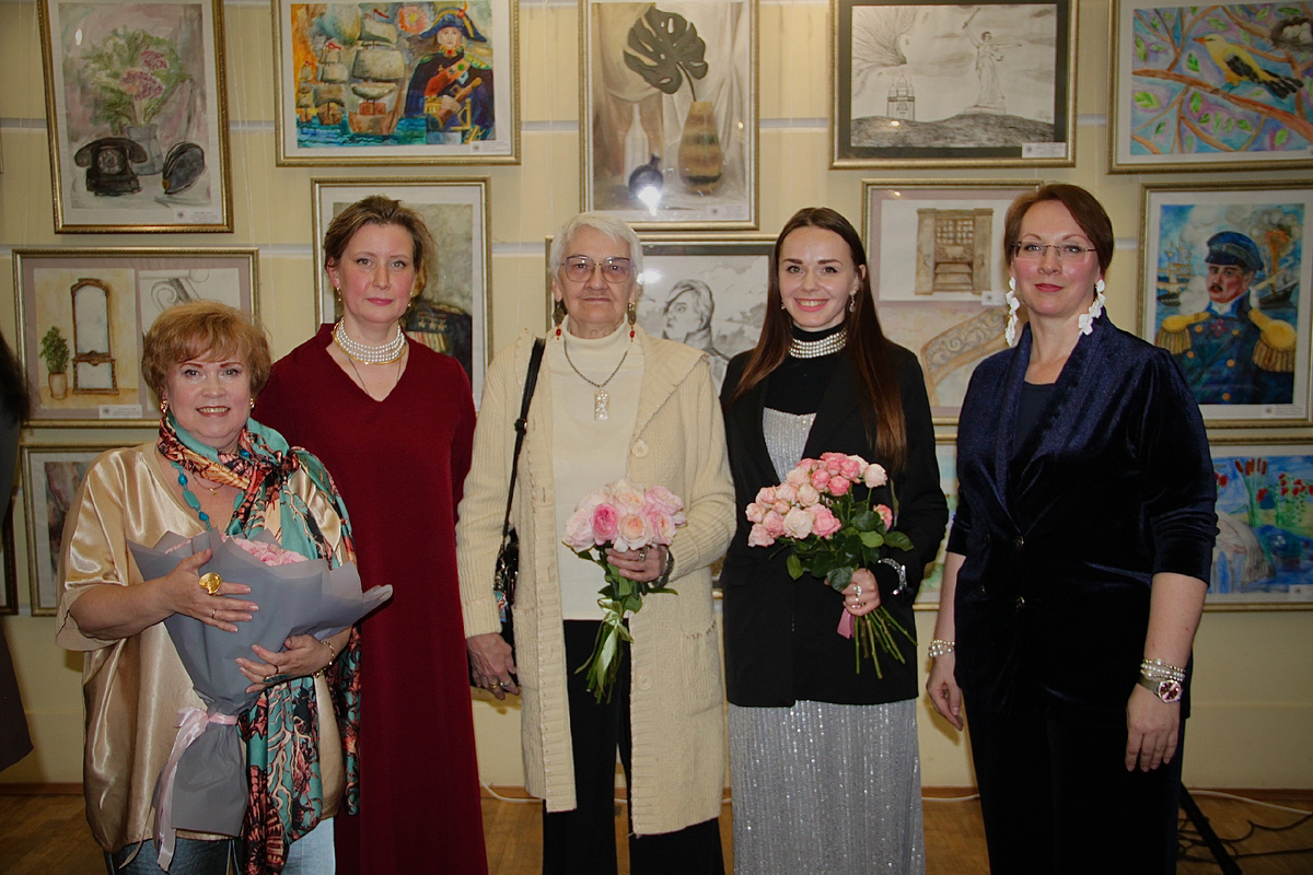 Основатель студии Талалян Мария Генриховна (в центре) и педагоги студии. Май 2025 год