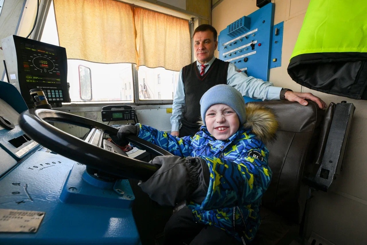    Дима в кабине машиниста. Фото: "Республика" / Сергей Юдин