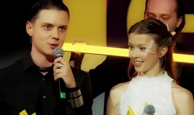 Образ выстраивается заранее. Личная жизнь превращается в инструмент пиара. Скандалы просчитываются, примирения режиссируются, романтические истории продаются как сериал.