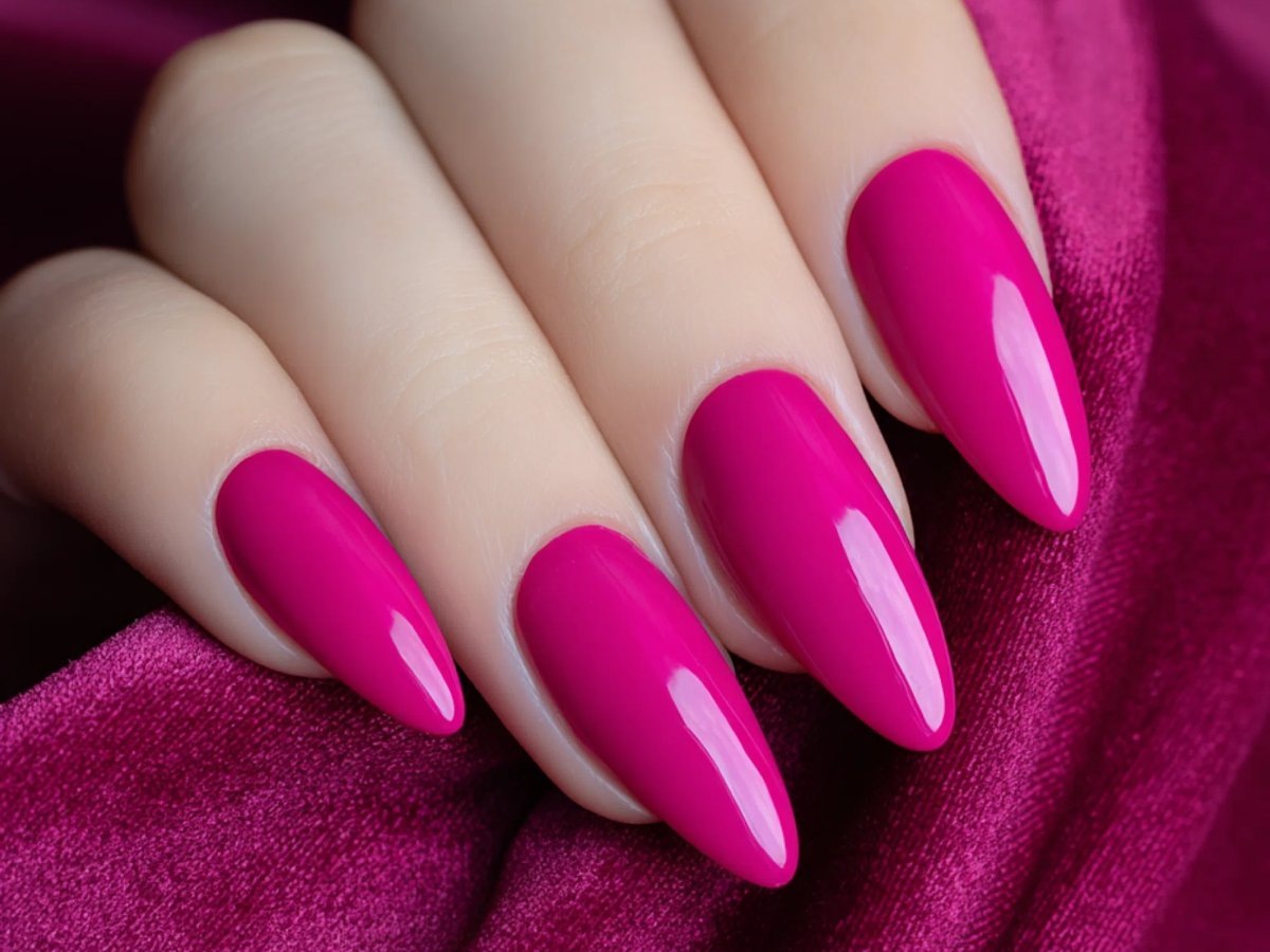    Нюдовые оттенки снова становятся базой сезона: молочный, сливочный, розово-бежевый и прозрачный персик