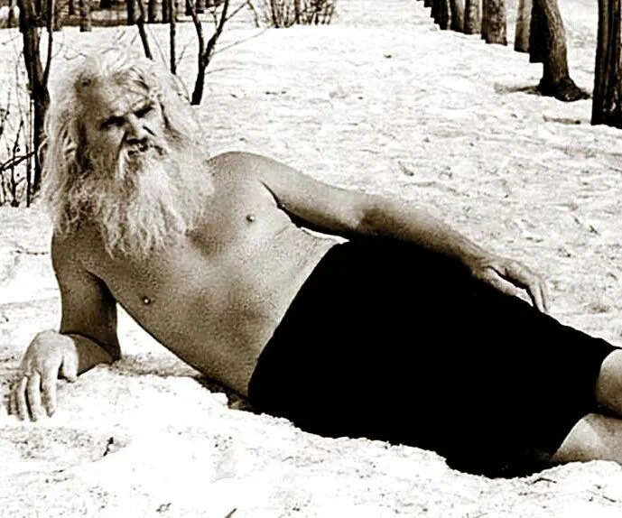 Порфирий Иванов, "русский Бог" "загорает", лежа на снегу...