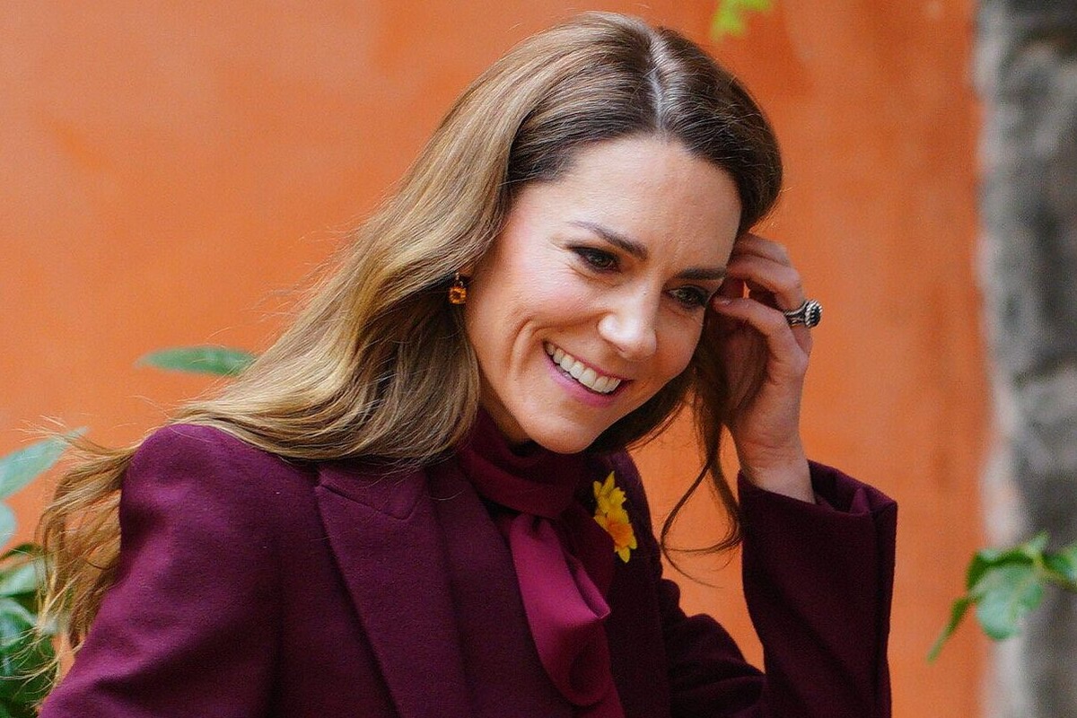     10 модных фото - Кейт Миддлтон в приталенном бордовом наряде вместе с мужем приехала в Уэльс