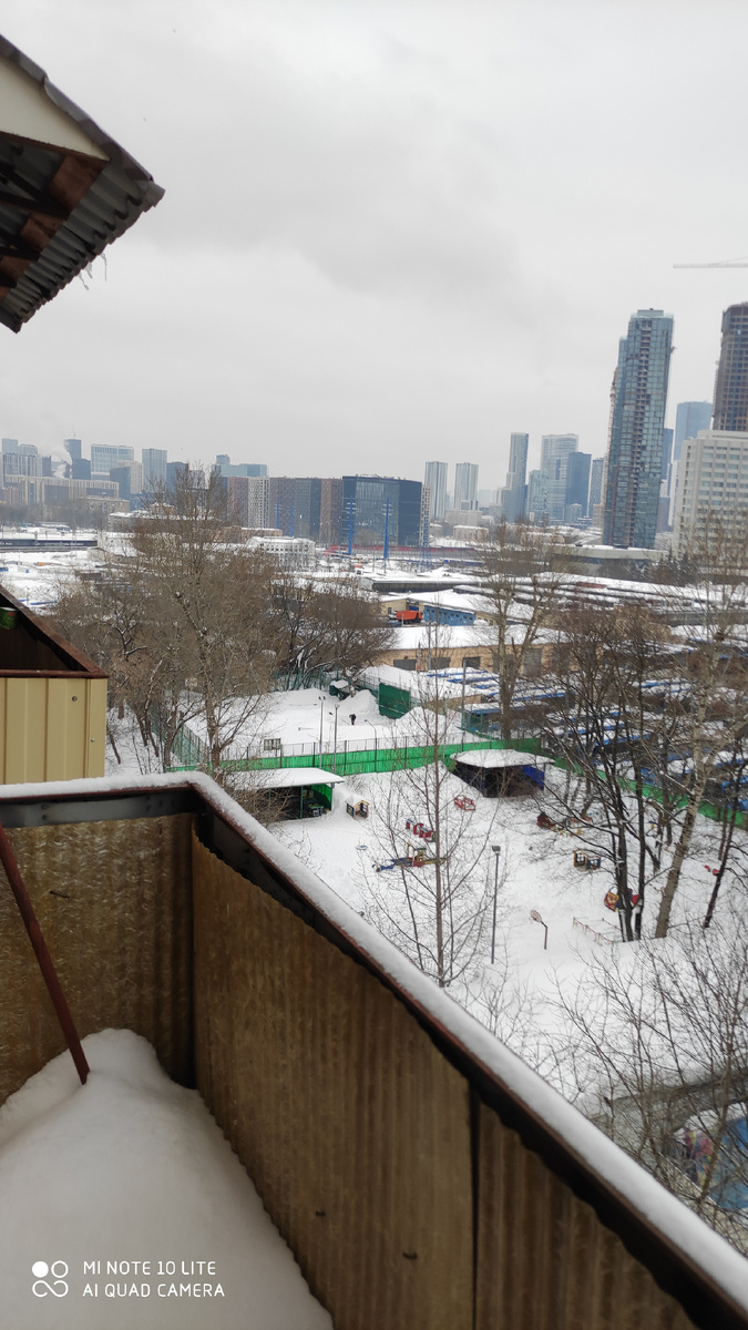 Корт где зеленая стенка между сугробами