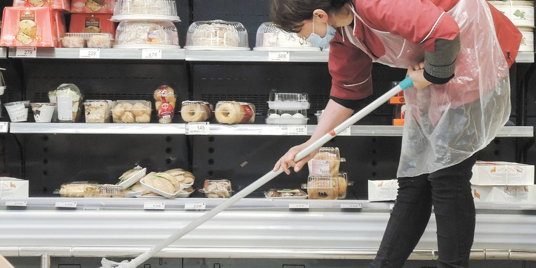 «Пенсия — 17 тысяч. Вакансии — по 12 часов»: 58-летняя пенсионерка рассказала о попытках закрыть долг, работая в Москве