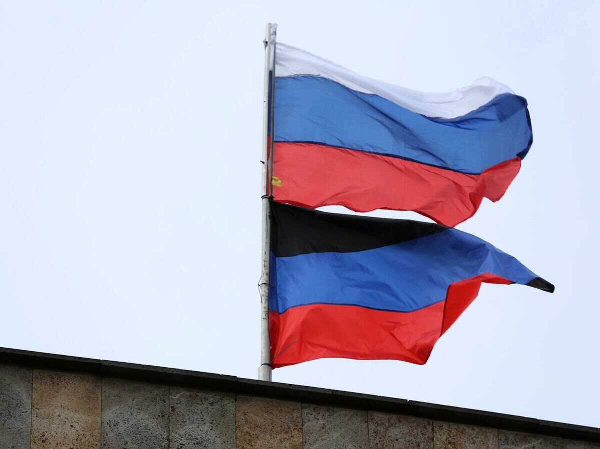    Флаги Российской Федерации и Донецкой Народной Республики© РИА Новости . Сергей Аверин