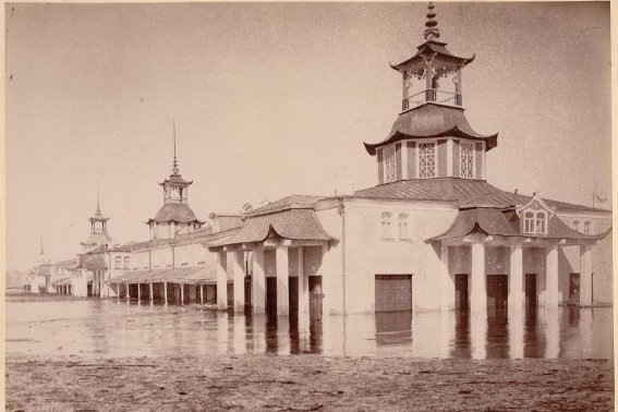 Китайские ряды Нижегородской ярмарки в половодье. Фотография Дмитриева. © Государственный ордена Почета музей А.М. Горького