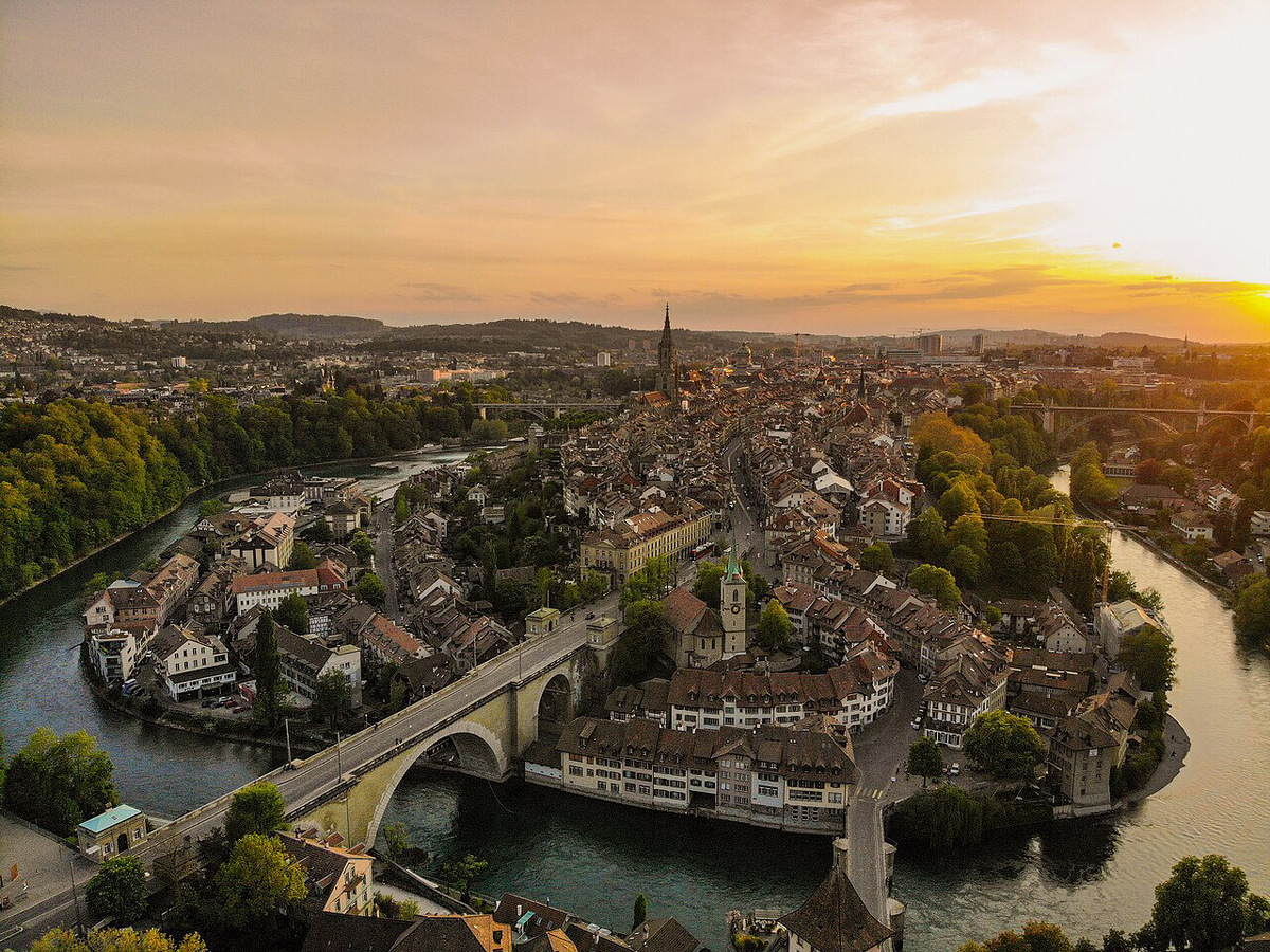 Берн основал в 1191 году герцог Бертольд V — по одной из версий, он же и дал название городу. Легенда гласит, что Бертольд Богатый решил назвать город в честь первого зверя, которого убьёт на охоте в лесу. Этим зверем оказался медведь. Фото: Giles Laurent / Wikimedia