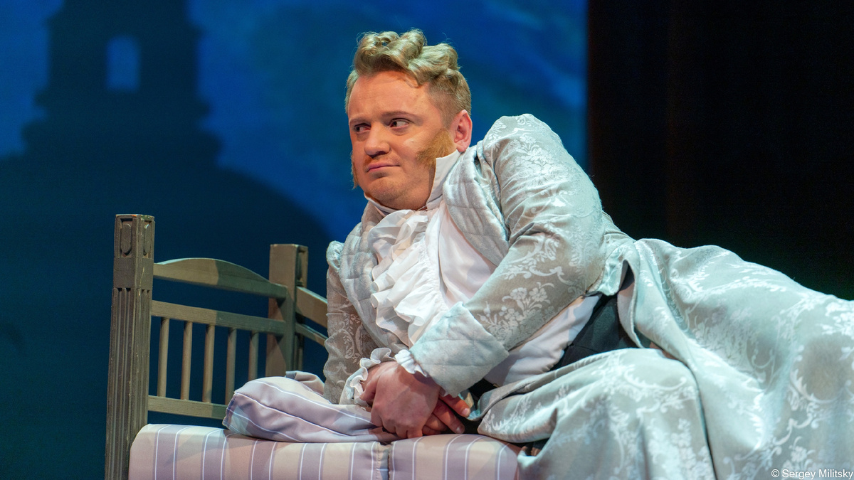 Денис в роли Подколесина ("Женитьба")