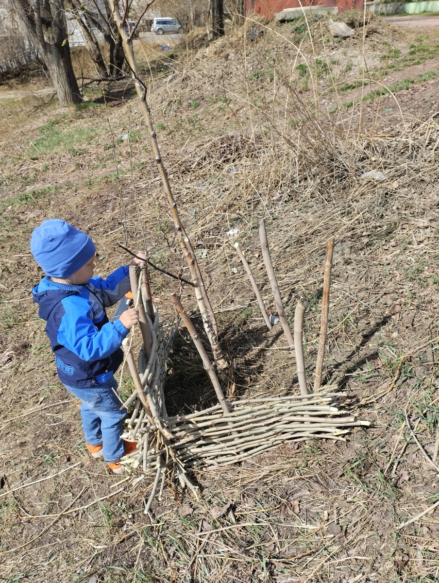 Ярослав помогает заборчик вокруг берёзки сделать