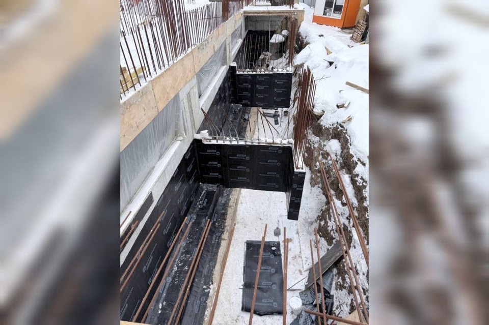    На стройплощадке выполняют гидроизоляцию стен, чтобы конструкция была долговечной и надежной. Фото: минстрой Самарской области