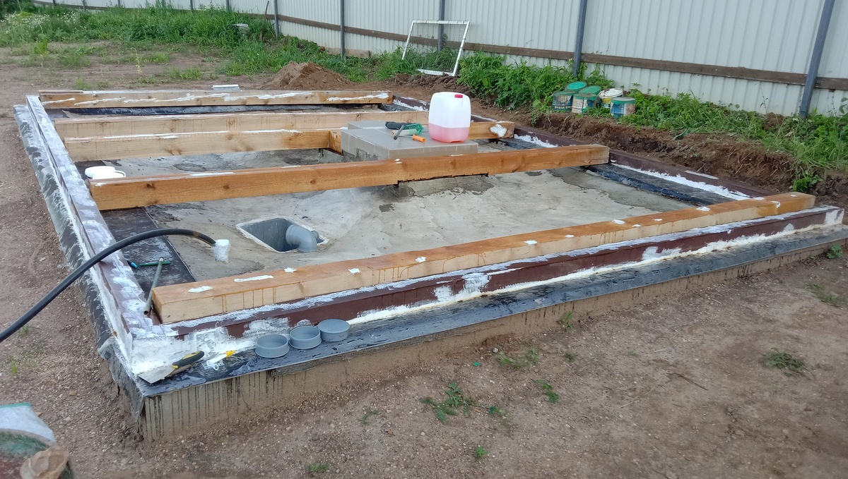 Нижний венец из бруса 100*100, тоньше, чем балки 