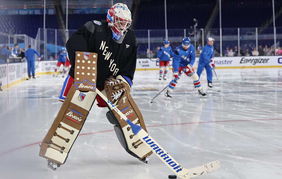    Вратарь "Рейнджерс" Игорь Шестеркин  Carmen Mandato/Getty Images