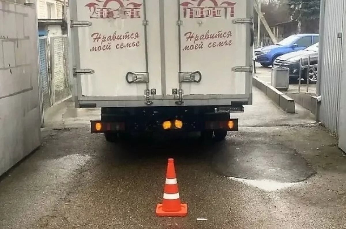    Грузовик задним ходом насмерть задавил 87-летнего пенсионера в Зеленокумске