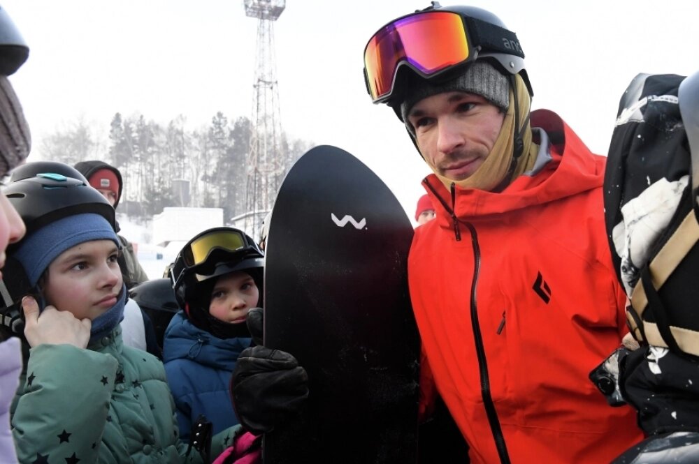    Двукратный олимпийский чемпион в сноуборде Вик Уайлд общается с юными сноубордистами и лыжниками в фанпарке «Бобровый лог» в Красноярске. Фото: РИА Новости/ Илья Наймушин