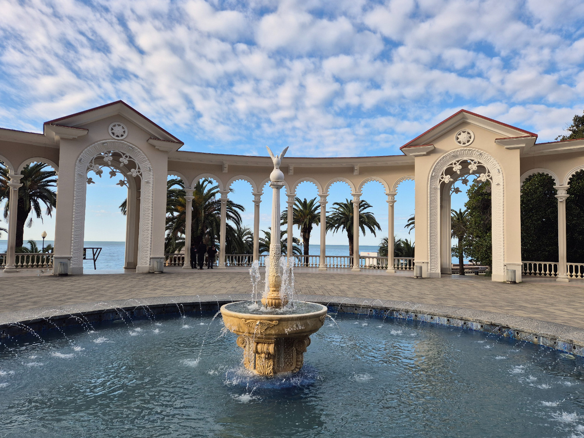 Колоннада  на набережной Гагр | Личное фото