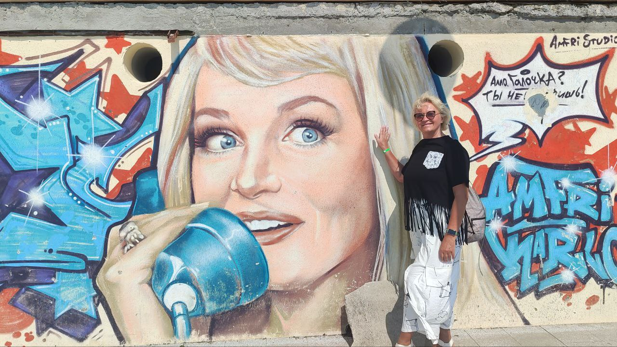 Картина на стене на набережной Новой Гагры