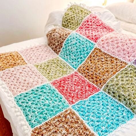 Красота в простоте: пледы из классического "бабушкиного квадрата" крючком