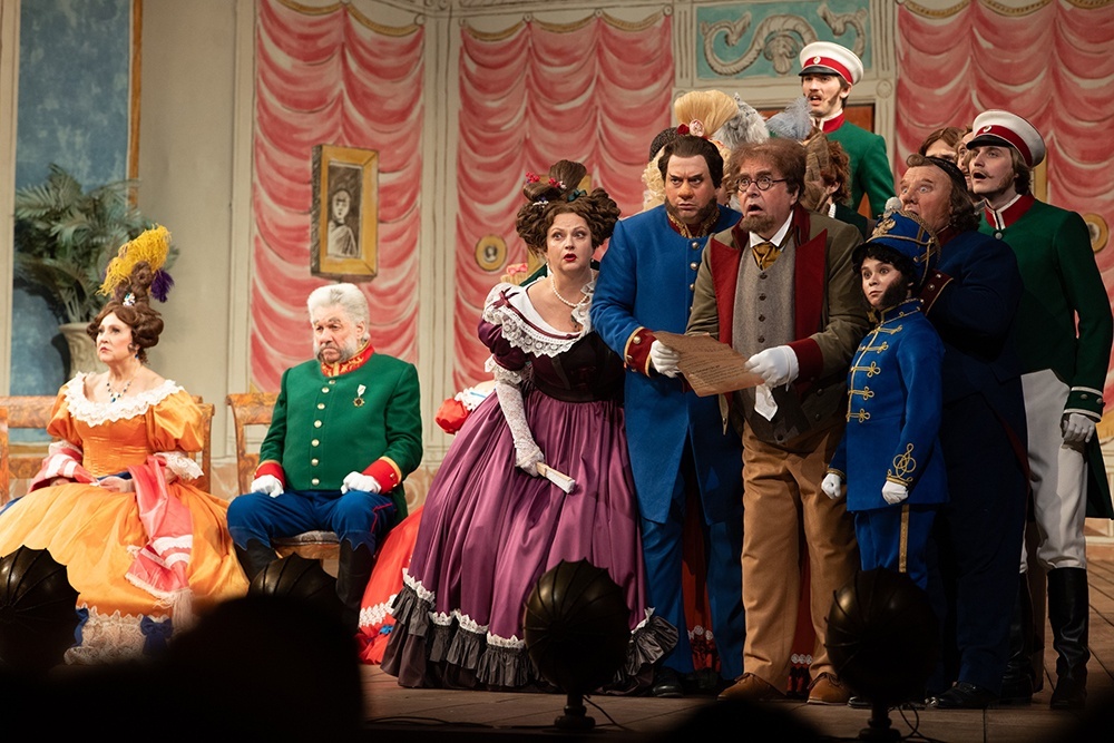    Нынешняя премьера устремлена к самому первому, историческому показу "Ревизора" 1836 года. / Святослав Акимов