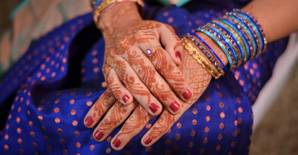 Женщина в Индии инсценировала превращение в змею, чтобы избежать договорного брака