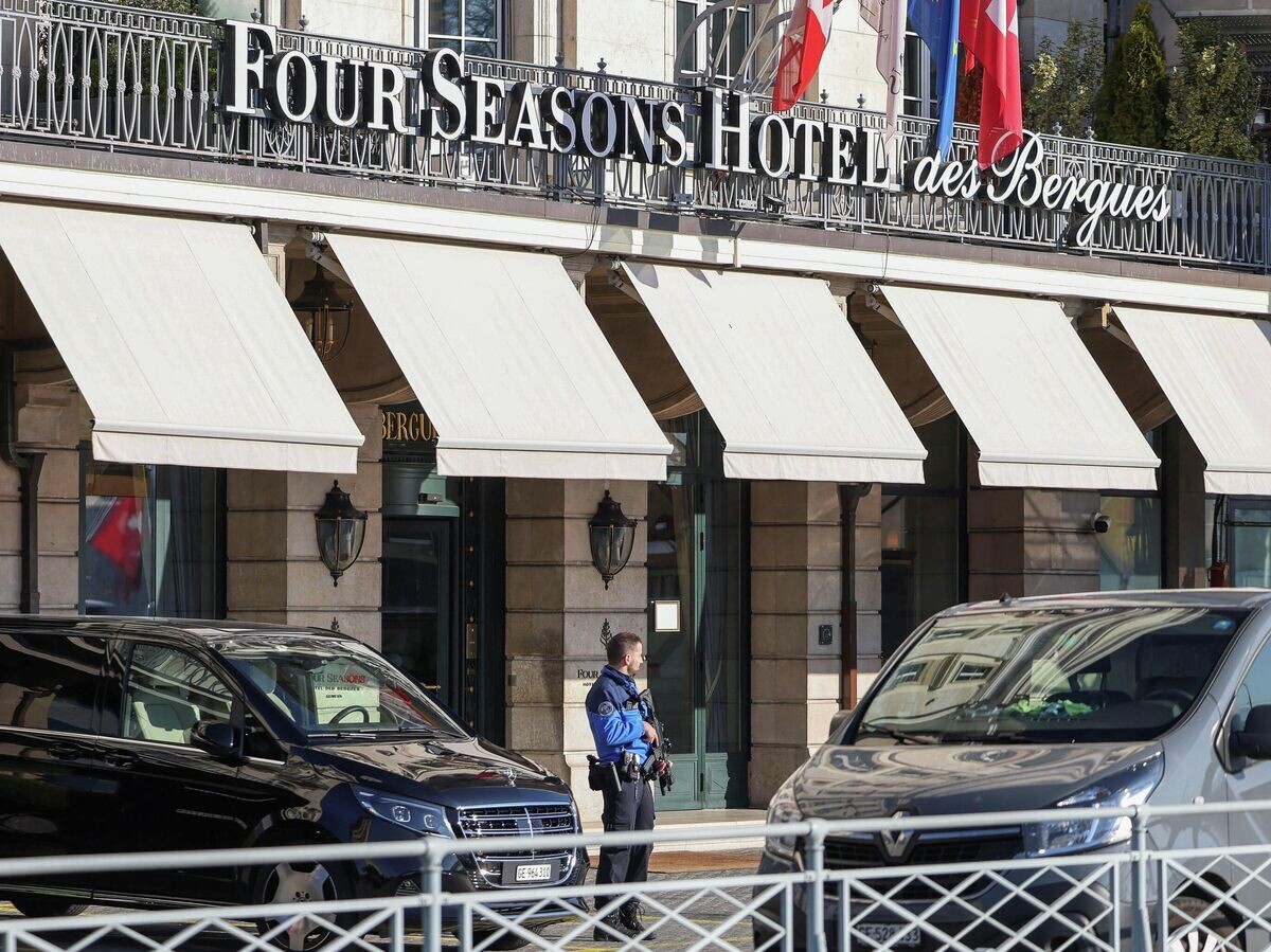    Отель Four Seasons Hotel des Bergues в Женеве перед началом переговоров России и Украины при посредничестве США | © REUTERS / Pierre Albouy