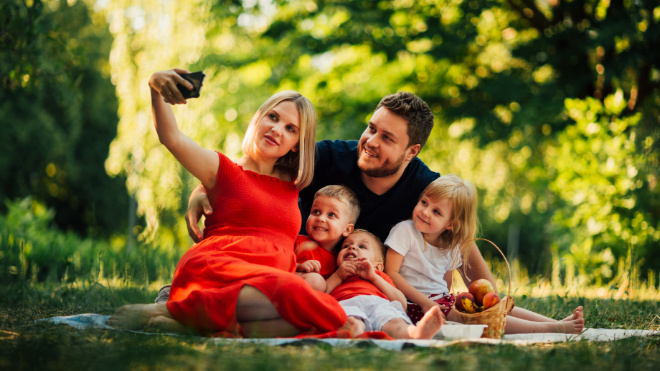 Фото: https://ru.freepik.com/free-photo/mother-taking-family-selfie-outdoors_4961047.htm