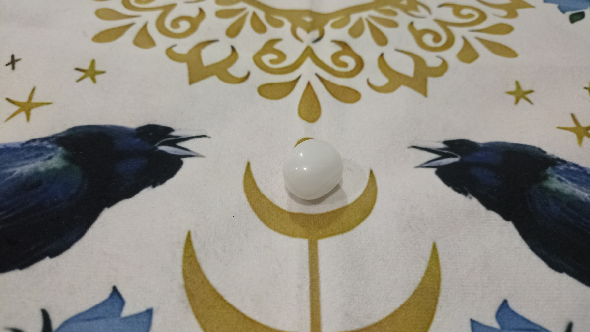 Чакровый камень к раскладу таро на тему: Что несёт с собой грядущее полнолуние?