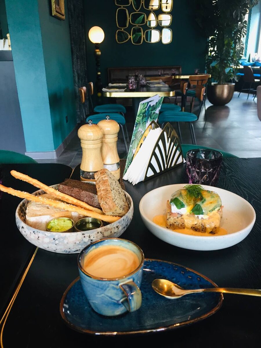 Автор сфотографировал, съел и выпил