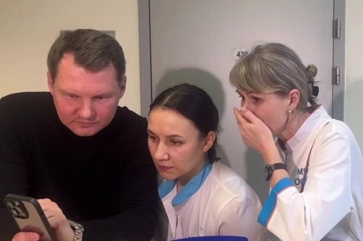    Девушки-героини смотрят видеозапись, на которой зафиксировано, как они спасают малыша.