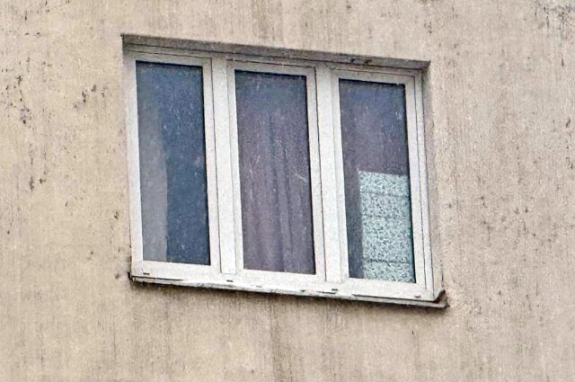    Окно на 10-м этаже, откуда выпал ребёнок. Фото: spb.aif.ru/ Арина Кулешова