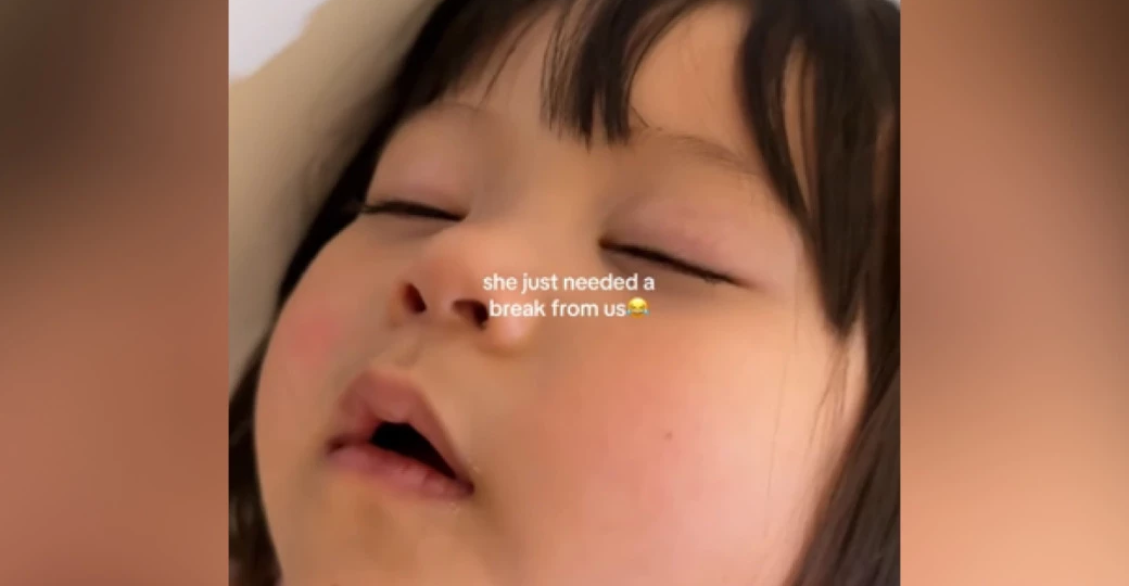 Родители заметили, что их ребенок ведет себя непривычно тихо. И нашли дочь в совершенно неожиданном месте