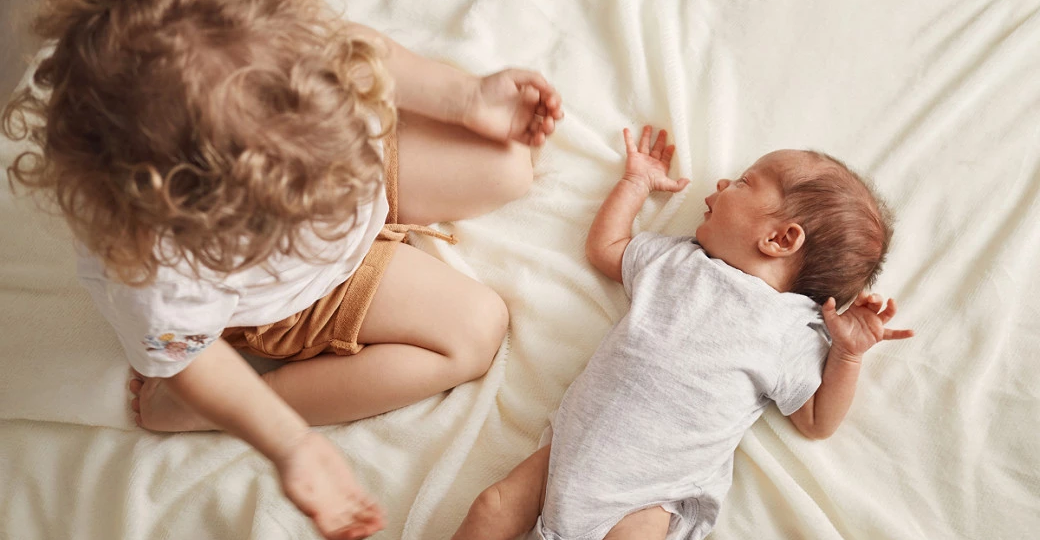 Девочка наотрез отказывалась быть старшей сестрой, но рождение младших братьев и сестры все изменило