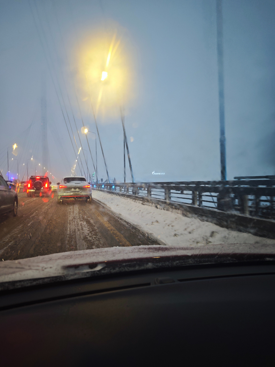 Справа стадион, он там есть 